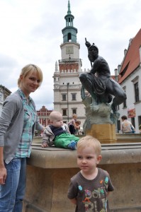Z Mamą i Bratem przy fontannie na Rynku