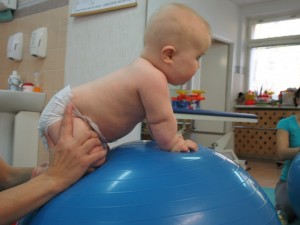 Staszek - Fistaszek - ćwiczenia na piłce - zespół Downa - 9 miesięcy